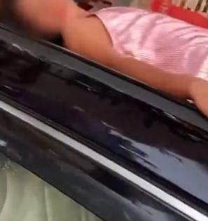 Goa: Father slammed for making children sleep in the roof of moving car | Goa: Father slammed for making children sleep in the roof of moving car