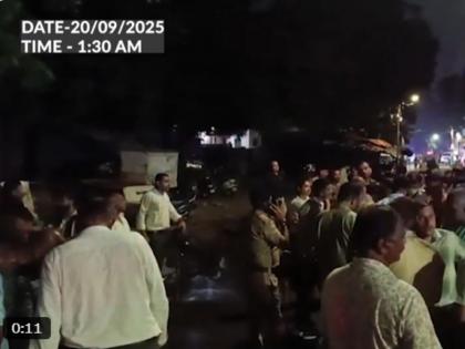 Gujarat: Mob Pelted Stones at Vajra Police Vehicle in Godhra Over Social Media Post | Gujarat: Mob Pelted Stones at Vajra Police Vehicle in Godhra Over Social Media Post