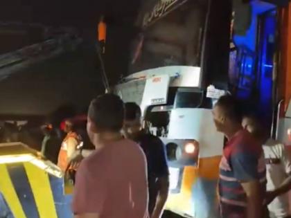 Gujarat Accident: Six Killed, 8 Injured After Bus Collides With Truck on Ahmedabad-Vadodra Express Highway in Anand (Watch Video) | Gujarat Accident: Six Killed, 8 Injured After Bus Collides With Truck on Ahmedabad-Vadodra Express Highway in Anand (Watch Video) Gujarat Accident: Six Killed, 8 Injured After Bus Collides With Truck on Ahmedabad-Vadodra Express Highway in Anand (Watch Video) | Gujarat Accident: Six Killed, 8 Injured After Bus Collides With Truck on Ahmedabad-Vadodra Express Highway in Anand (Watch Video)