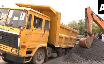 Gujarat Rains: Vehicles Stuck In Potholes Amid Heavy Downpur In Gandhinagar | Gujarat Rains: Vehicles Stuck In Potholes Amid Heavy Downpur In Gandhinagar Gujarat Rains: Vehicles Stuck In Potholes Amid Heavy Downpur In Gandhinagar | Gujarat Rains: Vehicles Stuck In Potholes Amid Heavy Downpur In Gandhinagar