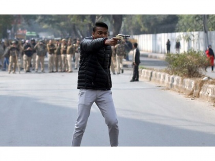 Unidentified man fires at protesters near Jamia in Delhi, shouts "Yeh Lo Aazadi" | Unidentified man fires at protesters near Jamia in Delhi, shouts "Yeh Lo Aazadi"