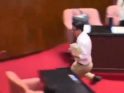 Taiwan Parliament Fight: MP Guo Guowen Steals Bill and Runs Away Like Rugby Player; Video Goes Viral | Taiwan Parliament Fight: MP Guo Guowen Steals Bill and Runs Away Like Rugby Player; Video Goes Viral