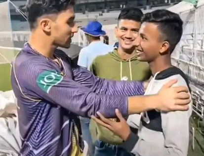 IPL 2024: Rahmanullah Gurbaz's Heartwarming Gesture towards Young Fan Goes Viral (Watch Video) | IPL 2024: Rahmanullah Gurbaz's Heartwarming Gesture towards Young Fan Goes Viral (Watch Video)