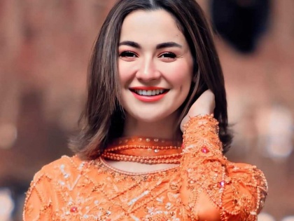 Pakistani Actress Hania Aamir poses In front of Lord Ganesha Idol | Pakistani Actress Hania Aamir poses In front of Lord Ganesha Idol