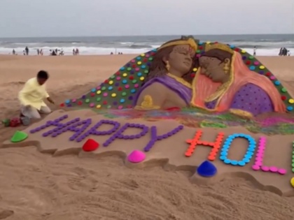 Happy Holi: Sudarsan Pattnaik Creates Picture of Radha and Krishna at Puri Beach in Odisha - WATCH | Happy Holi: Sudarsan Pattnaik Creates Picture of Radha and Krishna at Puri Beach in Odisha - WATCH