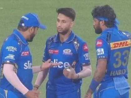 Watch: Hardik Pandya and Rohit Sharma Seen Placing Field at Different Directions, MI Bowler Caught in the Crossfire | Watch: Hardik Pandya and Rohit Sharma Seen Placing Field at Different Directions, MI Bowler Caught in the Crossfire