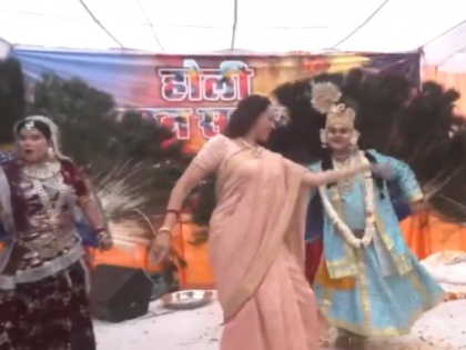 Holi 2024 Milan Samaroh in Mathura: BJP MP Hema Malini Plays ‘Phoolon Wali Holi’ (Watch Video) | Holi 2024 Milan Samaroh in Mathura: BJP MP Hema Malini Plays ‘Phoolon Wali Holi’ (Watch Video)