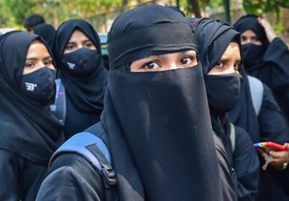 Hijab Row: 6 students suspended from college for violating Karnataka High Court Order | Hijab Row: 6 students suspended from college for violating Karnataka High Court Order