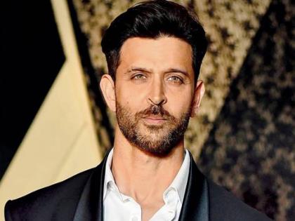 Hrithik Roshan loses his cool after fan forcefully tries to take selfie with him: 'Kya kar raha hai?' | Hrithik Roshan loses his cool after fan forcefully tries to take selfie with him: 'Kya kar raha hai?'