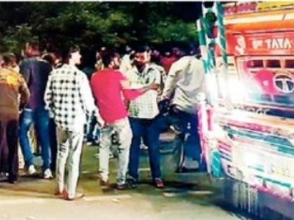 Chhatrapati Sambhajinagar Road Rage: Car Driver Assaulted by Bikers at Hudco Corner | Chhatrapati Sambhajinagar Road Rage: Car Driver Assaulted by Bikers at Hudco Corner Chhatrapati Sambhajinagar Road Rage: Car Driver Assaulted by Bikers at Hudco Corner | Chhatrapati Sambhajinagar Road Rage: Car Driver Assaulted by Bikers at Hudco Corner