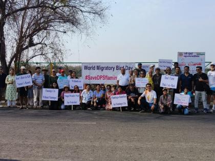 Navi Mumbai: Green Activists Form Silent Human Chain on World Migratory Bird Day to Save DPS Lake | Navi Mumbai: Green Activists Form Silent Human Chain on World Migratory Bird Day to Save DPS Lake