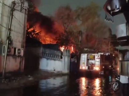 Hyderabad Fire: Massive Blaze Erupts in Oil Godown in Tolichowki (Watch Video) | Hyderabad Fire: Massive Blaze Erupts in Oil Godown in Tolichowki (Watch Video)
