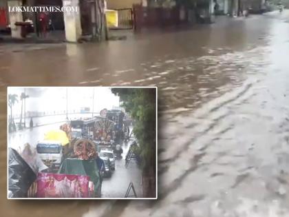 Hyderabad Rains: Traffic Jam at Necklace Road as Devotees Take Durga Idols for Immersion Amid Heavy Rain and Waterlogging | Hyderabad Rains: Traffic Jam at Necklace Road as Devotees Take Durga Idols for Immersion Amid Heavy Rain and Waterlogging