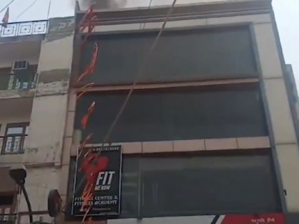 Delhi Building Fire: Major Blaze Engulfs Four-Storey Construction on Deoli Road (Watch Video) | Delhi Building Fire: Major Blaze Engulfs Four-Storey Construction on Deoli Road (Watch Video)