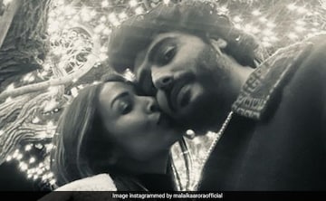 Malaika Arora kisses Arjun Kapoor as they welcome New Year together | Malaika Arora kisses Arjun Kapoor as they welcome New Year together Malaika Arora kisses Arjun Kapoor as they welcome New Year together | Malaika Arora kisses Arjun Kapoor as they welcome New Year together