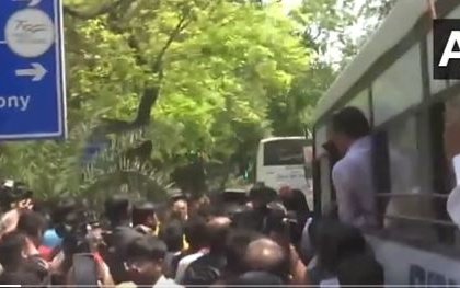 Arvind Kejriwal Resignation: Police Detain Protesting BJP Workers Demanding Delhi CM's Removal (Watch Video) | Arvind Kejriwal Resignation: Police Detain Protesting BJP Workers Demanding Delhi CM's Removal (Watch Video)