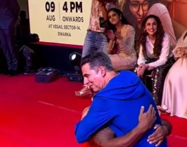 Akshay Kumar Grooves With Specially-abled Fan During Raksha Bandhan Promotions | Akshay Kumar Grooves With Specially-abled Fan During Raksha Bandhan Promotions