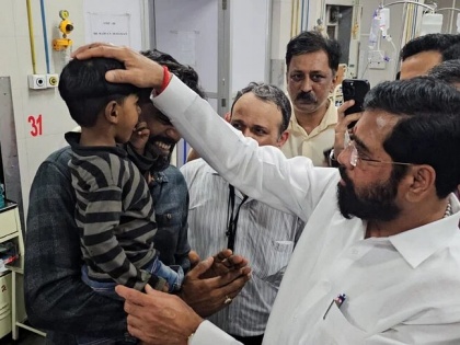 Eknath Shinde pays surprise visit to KEM hospital, asks officials to reopen six shut wards after repairs | Eknath Shinde pays surprise visit to KEM hospital, asks officials to reopen six shut wards after repairs