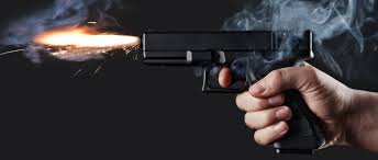 Chandrapur: Man opens fire at chief of cooperative bank, suffers minor injury | Chandrapur: Man opens fire at chief of cooperative bank, suffers minor injury