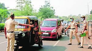 Traffic Cop manhandled in Mumbai while issuing E-Challan | Traffic Cop manhandled in Mumbai while issuing E-Challan