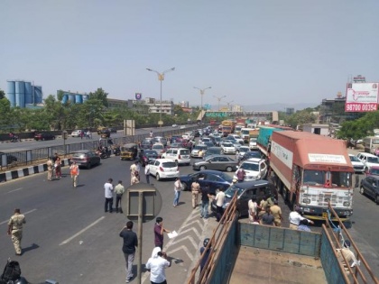 Maharashtra: Kalamboli police blocks Sion–Panvel Expressway | Maharashtra: Kalamboli police blocks Sion–Panvel Expressway