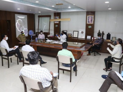 Thane: Eknath Shinde & Jitendra Awhad hold meeting over rising COVID-19 cases | Thane: Eknath Shinde & Jitendra Awhad hold meeting over rising COVID-19 cases