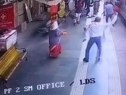 Mumbai: Woman Constable Saves Commuter from Being Dragged Under Moving Local Train at Chunabhatti Station (Watch Video) | Mumbai: Woman Constable Saves Commuter from Being Dragged Under Moving Local Train at Chunabhatti Station (Watch Video) Mumbai: Woman Constable Saves Commuter from Being Dragged Under Moving Local Train at Chunabhatti Station (Watch Video) | Mumbai: Woman Constable Saves Commuter from Being Dragged Under Moving Local Train at Chunabhatti Station (Watch Video)