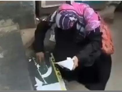 Mumbai: Case Registered Against Woman, Youths for Removing Pakistani Flags at Vile Parle in Pahalgam Protest | Mumbai: Case Registered Against Woman, Youths for Removing Pakistani Flags at Vile Parle in Pahalgam Protest Mumbai: Case Registered Against Woman, Youths for Removing Pakistani Flags at Vile Parle in Pahalgam Protest | Mumbai: Case Registered Against Woman, Youths for Removing Pakistani Flags at Vile Parle in Pahalgam Protest