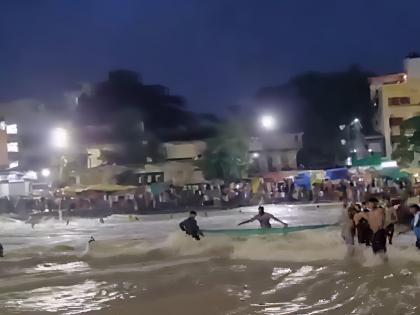 Nashik Floods: Youth Rescued After Clinging to Pillar for 30 Minutes Amid Rise In Water Level Of Godavari River | Nashik Floods: Youth Rescued After Clinging to Pillar for 30 Minutes Amid Rise In Water Level Of Godavari River