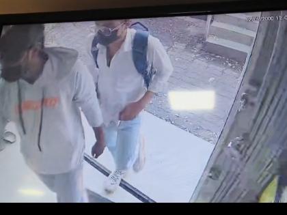 Mumbai Robbery Video: Jewellery Shop Robbed at Gunpoint in Ghatkopar, Owner Seriously Injured; CCTV Footage Surfaces | Mumbai Robbery Video: Jewellery Shop Robbed at Gunpoint in Ghatkopar, Owner Seriously Injured; CCTV Footage Surfaces Mumbai Robbery Video: Jewellery Shop Robbed at Gunpoint in Ghatkopar, Owner Seriously Injured; CCTV Footage Surfaces | Mumbai Robbery Video: Jewellery Shop Robbed at Gunpoint in Ghatkopar, Owner Seriously Injured; CCTV Footage Surfaces