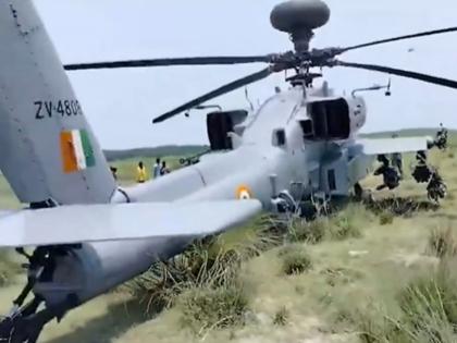 Indian Army Helicopter Makes Emergency Landing in Uttar Pradesh | Indian Army Helicopter Makes Emergency Landing in Uttar Pradesh