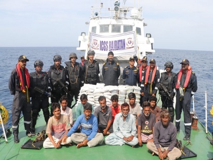 Indian Coast Guard, NCB and ATS Apprehend 14 Pakistani Nationals with 86 Kg of Drugs Off Gujarat Coast | Indian Coast Guard, NCB and ATS Apprehend 14 Pakistani Nationals with 86 Kg of Drugs Off Gujarat Coast