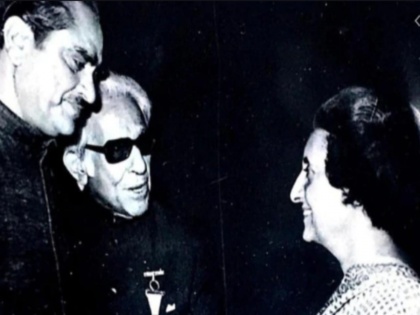 Congress embarrassed after picture of Indira Gandhi and Karim Lala go viral | Congress embarrassed after picture of Indira Gandhi and Karim Lala go viral