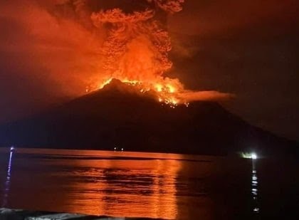Tsunami Alert in Indonesia: Thousands Evacuated After Volcano Erupts At Ruang Mountains | Tsunami Alert in Indonesia: Thousands Evacuated After Volcano Erupts At Ruang Mountains