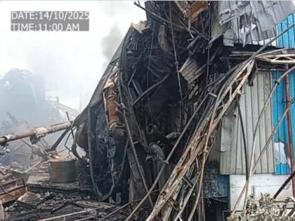 Indore Factory Fire: Blaze Erupts at 4-Storey Chemical Factory in Banganga (Watch Video) | Indore Factory Fire: Blaze Erupts at 4-Storey Chemical Factory in Banganga (Watch Video) Indore Factory Fire: Blaze Erupts at 4-Storey Chemical Factory in Banganga (Watch Video) | Indore Factory Fire: Blaze Erupts at 4-Storey Chemical Factory in Banganga (Watch Video)
