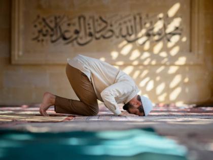 Pakistanis offer Namaz in the dark during Ramadan due to 12 hour power cut | Pakistanis offer Namaz in the dark during Ramadan due to 12 hour power cut