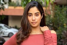 Jhanvi Kapoor's staff manhandles a fan for trying to click selfie with actress | Jhanvi Kapoor's staff manhandles a fan for trying to click selfie with actress