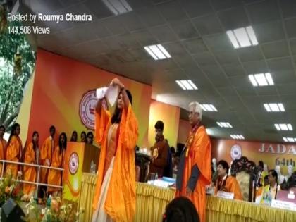 Jadavpur University student rips copy of CAA while receiving her degree at convocation | Jadavpur University student rips copy of CAA while receiving her degree at convocation