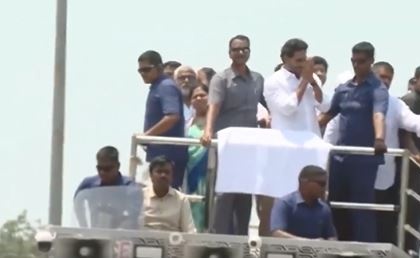 Andhra Pradesh Election 2024: CM YS Jagan Mohan Reddy Holds Roadshow in Visakhapatnam After Stone Pelting in Vijayawada (Watch Video) | Andhra Pradesh Election 2024: CM YS Jagan Mohan Reddy Holds Roadshow in Visakhapatnam After Stone Pelting in Vijayawada (Watch Video)