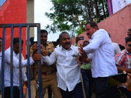 Jalgaon: Police detain NCP officials as black flags raised in protest against CM | Jalgaon: Police detain NCP officials as black flags raised in protest against CM