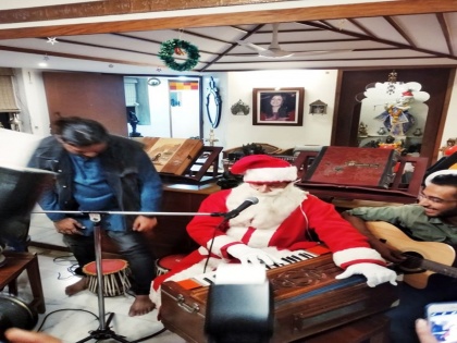 Bhajan Samrat Anup Jalota's video singing 'Jingle bells' goes viral | Bhajan Samrat Anup Jalota's video singing 'Jingle bells' goes viral