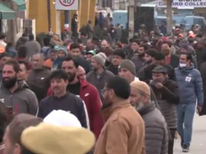 Jammu and Kashmir: Huge Crowd Heads Towards Bakshi Stadium to Attend PM Narendra Modi's Program – Watch | Jammu and Kashmir: Huge Crowd Heads Towards Bakshi Stadium to Attend PM Narendra Modi's Program – Watch