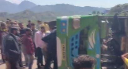Jammu and Kashmir Bus Accident: 30 Passengers Injured as Mini Van Overturns On Hilly Road In Reasi District (Watch Video) | Jammu and Kashmir Bus Accident: 30 Passengers Injured as Mini Van Overturns On Hilly Road In Reasi District (Watch Video) Jammu and Kashmir Bus Accident: 30 Passengers Injured as Mini Van Overturns On Hilly Road In Reasi District (Watch Video) | Jammu and Kashmir Bus Accident: 30 Passengers Injured as Mini Van Overturns On Hilly Road In Reasi District (Watch Video)