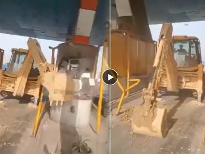 Uttar Pradesh: JCB Brings Down Chhajarsi Toll Plaza Booths in Hapur for Asking to Pay Toll; Video Surfaces | Uttar Pradesh: JCB Brings Down Chhajarsi Toll Plaza Booths in Hapur for Asking to Pay Toll; Video Surfaces