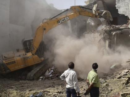 Mumbai: 55-Year-Old Man Sleeping on Roadside in Vile Parle Crushed to Death by JCB; Driver Flees | Mumbai: 55-Year-Old Man Sleeping on Roadside in Vile Parle Crushed to Death by JCB; Driver Flees Mumbai: 55-Year-Old Man Sleeping on Roadside in Vile Parle Crushed to Death by JCB; Driver Flees | Mumbai: 55-Year-Old Man Sleeping on Roadside in Vile Parle Crushed to Death by JCB; Driver Flees