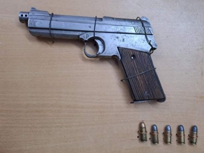 Khamgaon: Police seize country-made pistol and bullets from student's possession | Khamgaon: Police seize country-made pistol and bullets from student's possession