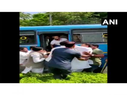 Watch Video! Congress leader Jitu Patwari gets into a scuffle with police personnel | Watch Video! Congress leader Jitu Patwari gets into a scuffle with police personnel