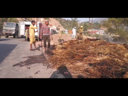 Jammu Srinagar Highway: Timely Fire Department Response Averts Major Blaze Near Udhampur, Saves Passing Vehicles | Jammu Srinagar Highway: Timely Fire Department Response Averts Major Blaze Near Udhampur, Saves Passing Vehicles