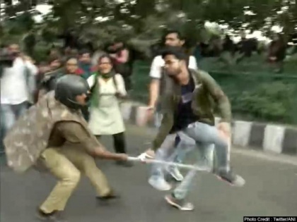 Delhi Police lathi charge protesting JNU students | Delhi Police lathi charge protesting JNU students