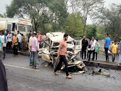 Chandrapur: Four family members killed in tragic car tyre burst accident | Chandrapur: Four family members killed in tragic car tyre burst accident Chandrapur: Four family members killed in tragic car tyre burst accident | Chandrapur: Four family members killed in tragic car tyre burst accident